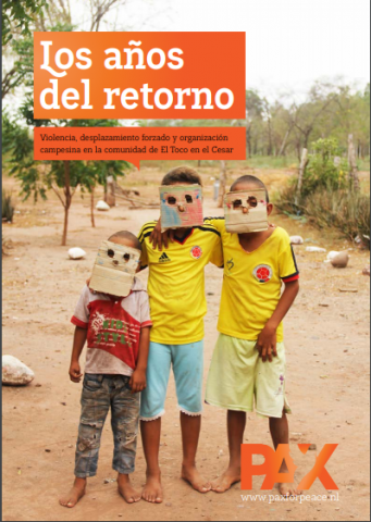 Este libro plasma la historia y reconstruye la memoria de los campesinos de El Toco, campesinos que sufrieron la violencia paramilitar y fueron despojados de sus tierras, sin tener posibilidad de recuperarlas pues estas habían sido vendidas a nuevos campesinos que llegaron a la región a finales de la década de los 90.